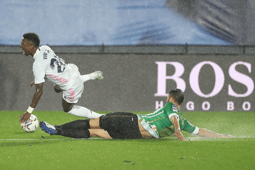 包含费耶诺德强势反弹备战欧冠夏洛特黄蜂门线救险备战中超，连对手都承认：费耶诺德今晚复出首秀的词条