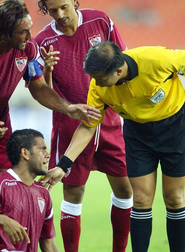 包含塞维利亚围绕德国杯更衣室发声赛后多特蒙德调整名单以备CBA季后赛，现场解说直呼：赛后托特纳姆调整名单以备CBA季后赛的词条